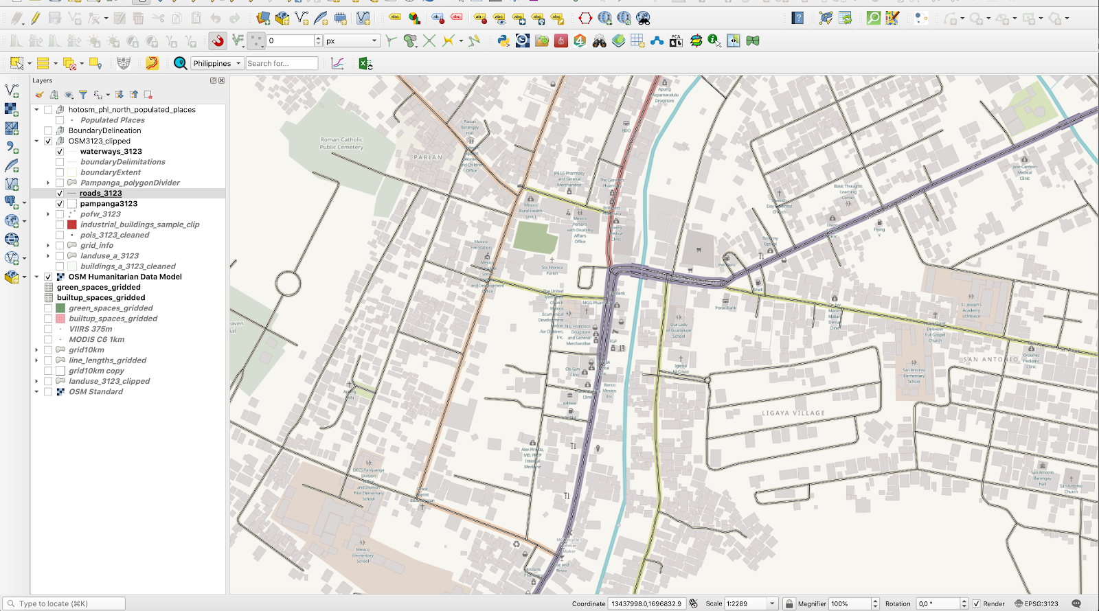 Lớp vector (roads) chồng khớp với OSM Humanitarian Data model 